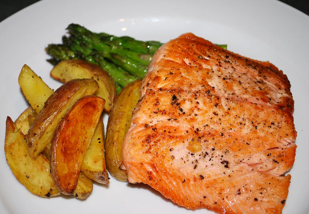 Spicy Portuguese Salmon with Asparagus (Salmon com 